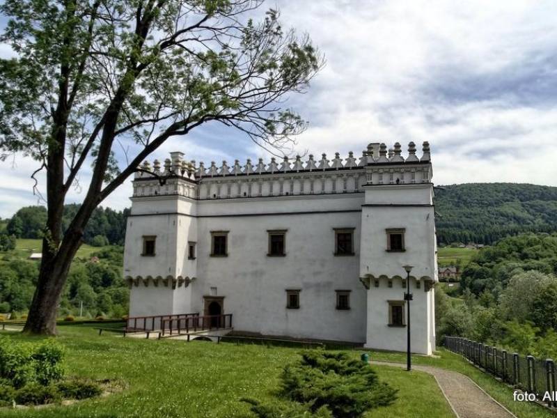 Kasztel - Dwór Obronny w Szymbarku